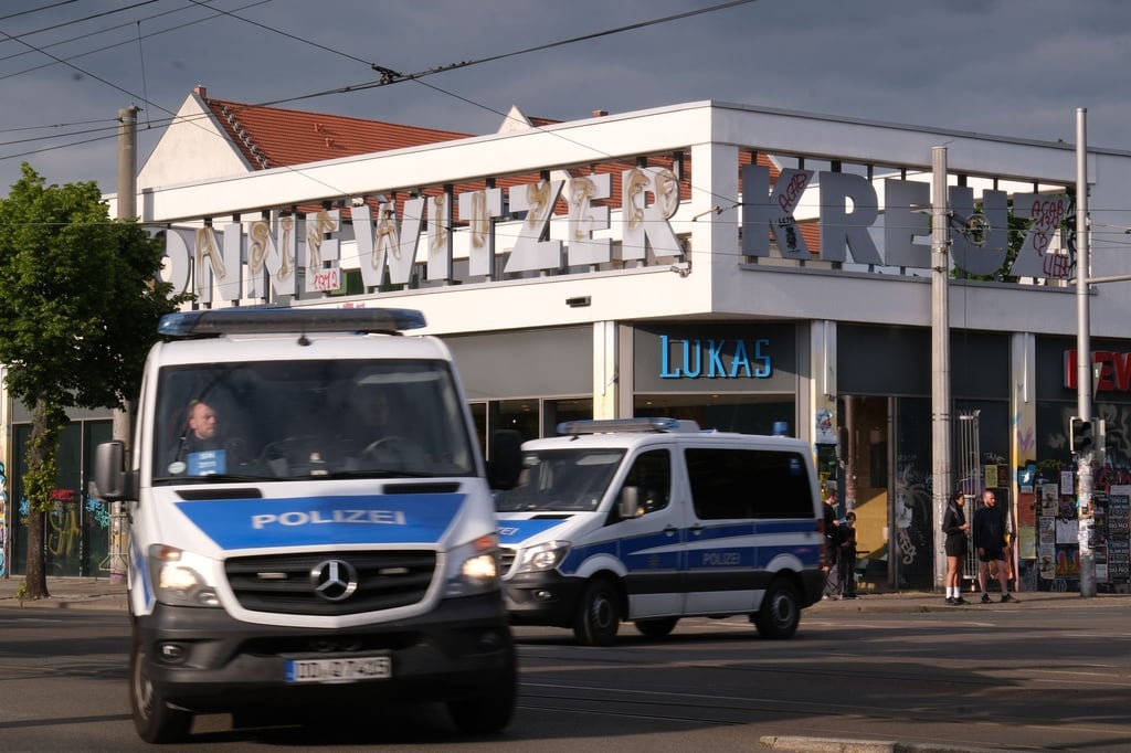 Polizeifahrzeuge passieren das Connewitzer Kreuz.