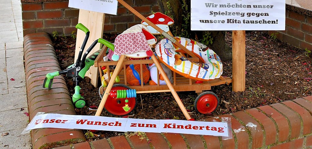 Mit Spielzeug und Zetteln wird direkt in Arendsee für den Erhalt der Einrichtung Kunterbunt geworben.