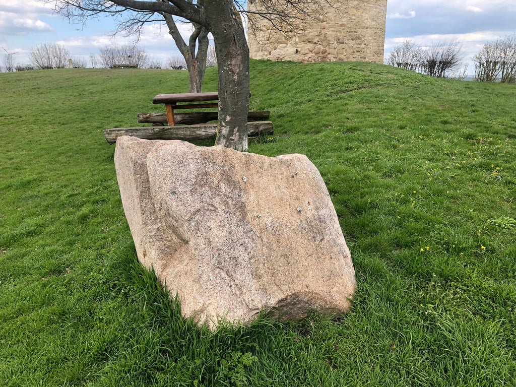 Der Sagenstein an der Warte in Langeneichstädt ohne die Sagentafel. Nur ihre Befestigung ist noch zu erkennen.