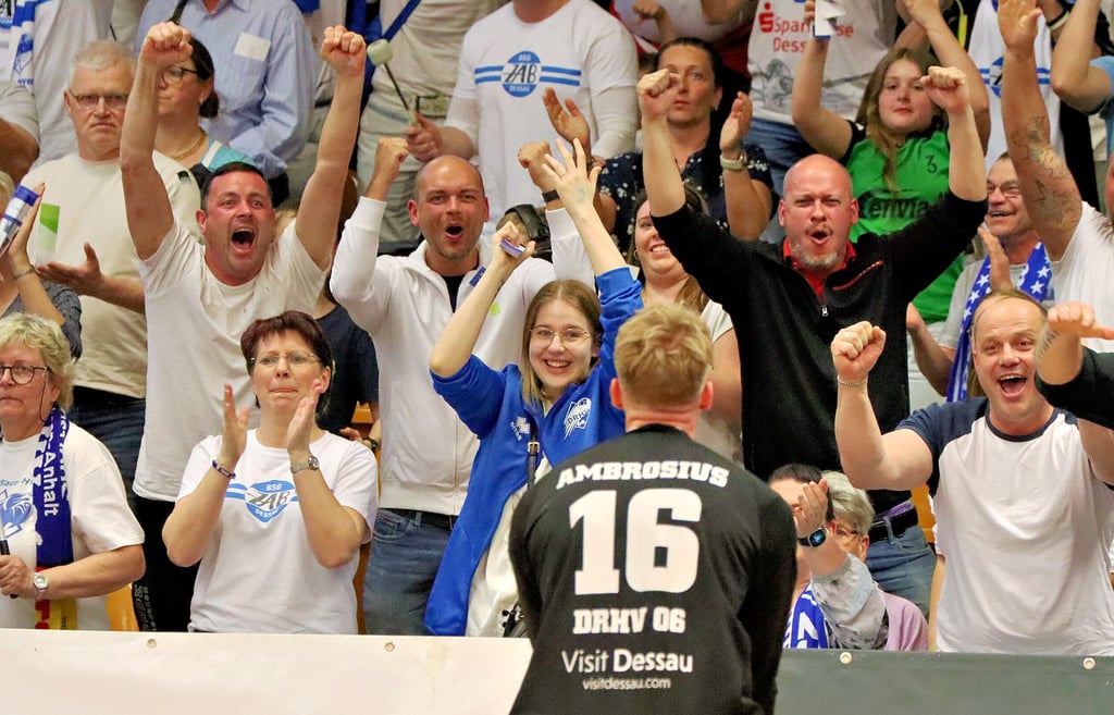 Möglichst „Alle in weiß“ jubeln, heißt es am Freitagabend noch einmal im letzten Saison-Heimspiel der DRHV-Handballer.