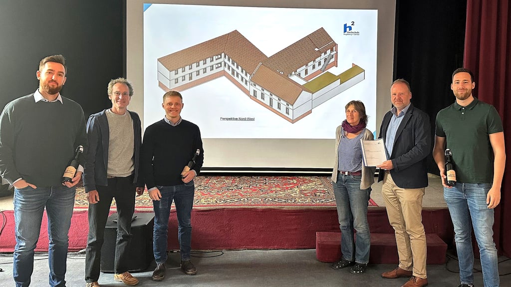 Die historischen Gebäude der Zerbster Essenzen-Fabrik sollen langfristig erhalten und genutzt werden. Studenten der Hochschule Magdeburg-Stendal um Professor Thomas Harborth (2.v.r.) erarbeiteten dazu ein Konzept.
