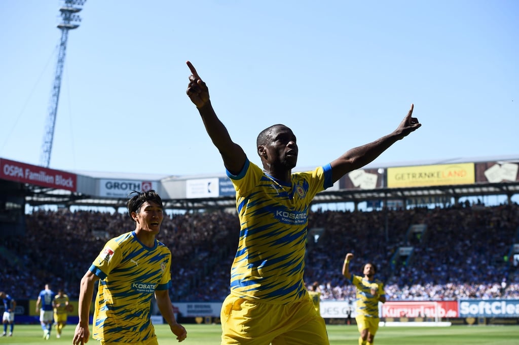 Braunschweigs Keita Endo (l-r) und Anthony Ujah jubeln nach einem Treffer.