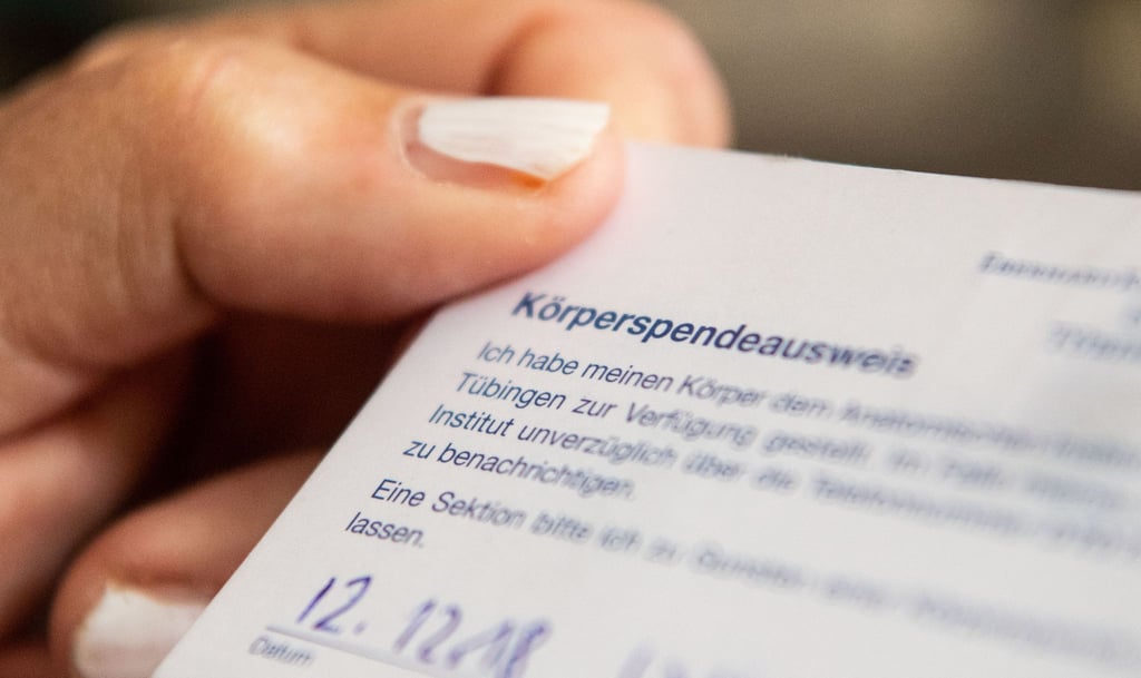 Den Körperspendeausweis sollten Spenderinnen und Spender zusammen mit dem Personalausweis bei sich tragen.