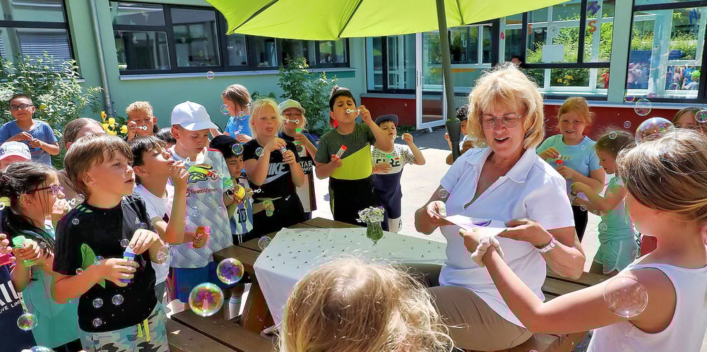 Am liebsten wollten die Kinder im Hort Südwest ihre Heike gar nicht gehen lassen. Zur Verabschiedung gab’s Seifenblasen.
