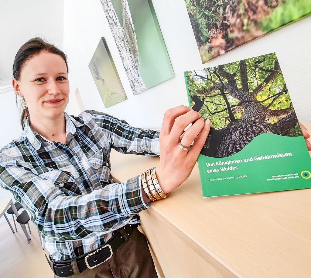 Sophie Rohland präsentiert ihr erstes Buch.