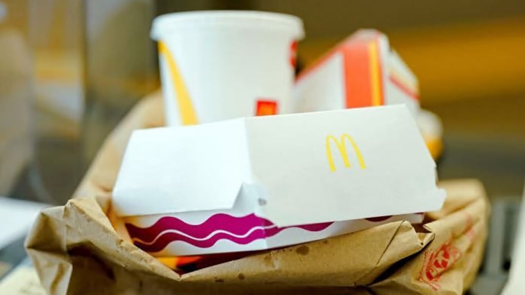 Sollten solche Einwegverpackungen besteuert werden? Die Stadt Weißenfels lässt das gerade prüfen.