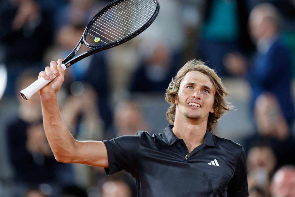 Alexander Zverev hat eine erfolgreiche Rückkehr bei den French Open gefeiert.