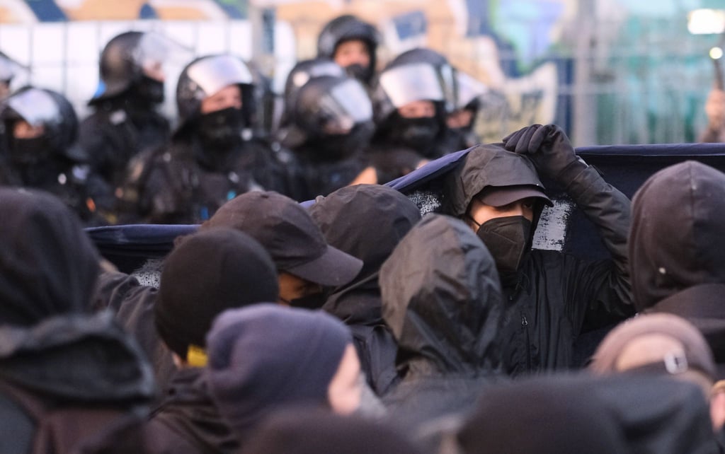 In Leipzig nahmen nach der Urteilsverkündung gegen Lina E. nach Polizeiangaben rund 500 Menschen an einer Demonstration teil.