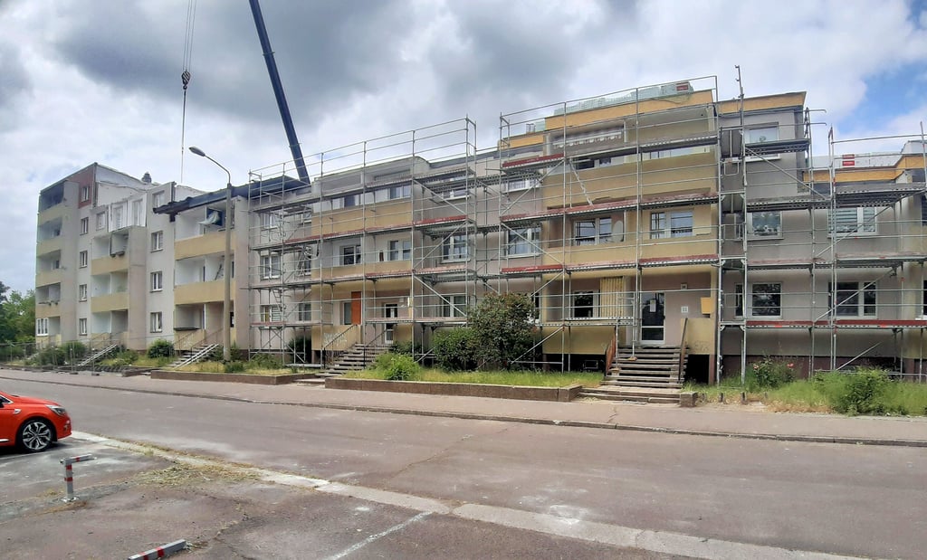 Während im ersten Teil des langen Blockes die Malerarbeiten fast abgeschlossen sind, wird der andere Teil noch abgetragen.