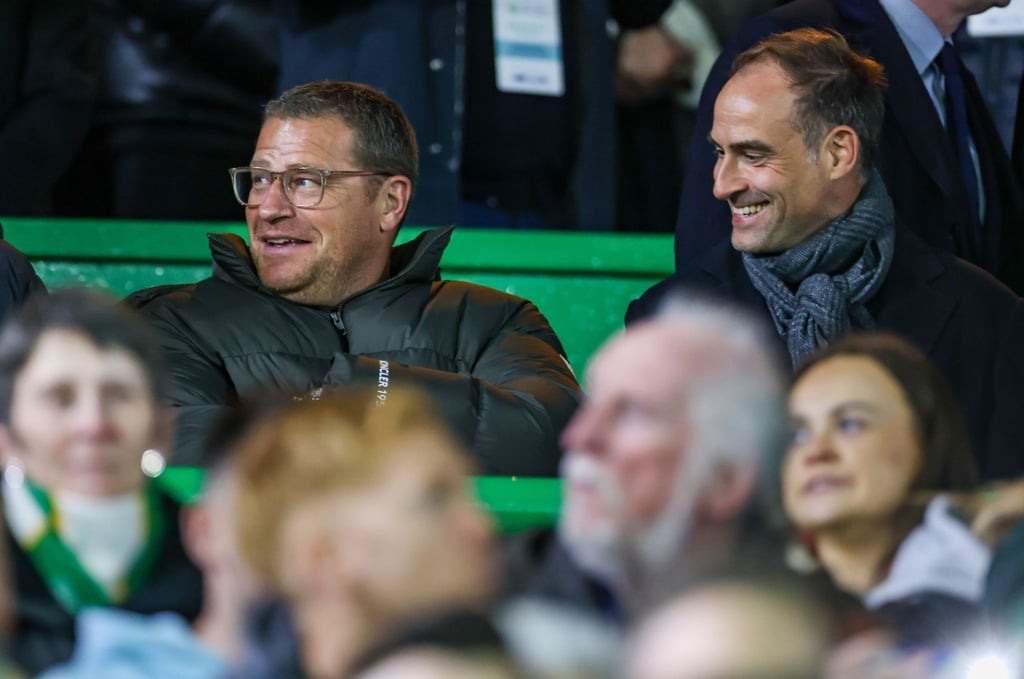 Leipzigs neuer Sportdirektor Max Eberl (l) sitzt neben Oliver Mintzlaff im Celtic Park auf der Tribüne.
