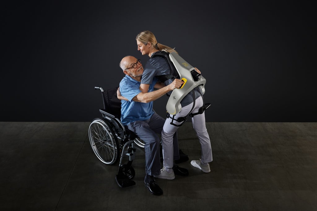 Hilfe für den Rücken: Intelligente Kraftanzüge sollen Pflegekräfte