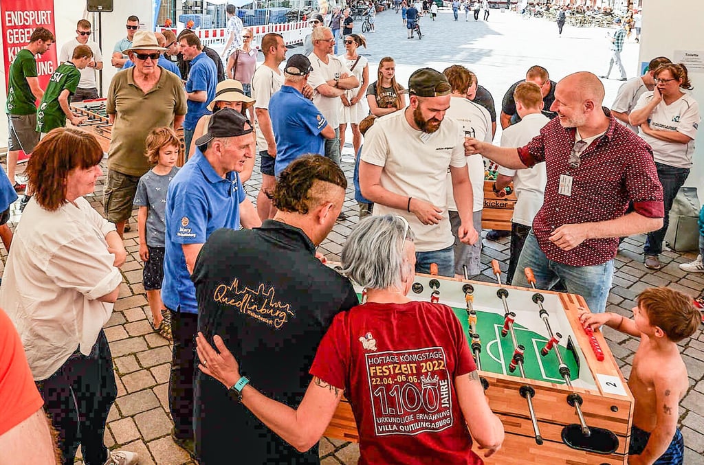 Eindrücke von dem vergangenen Tischkicker-Turnier 2022 auf dem Marktplatz in Quedlinburg.