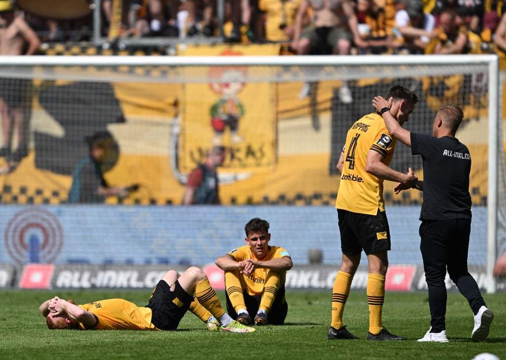 Dynamo Paul Will (l-r), Jakob Lewald, Tim Knipping und Dynamo Trainer Markus Anfang.