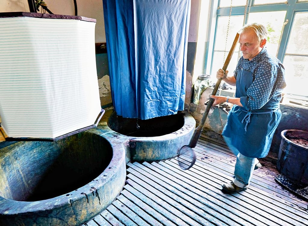Josef Koo stellt Stoffe im Blaudruck-Verfahren her.