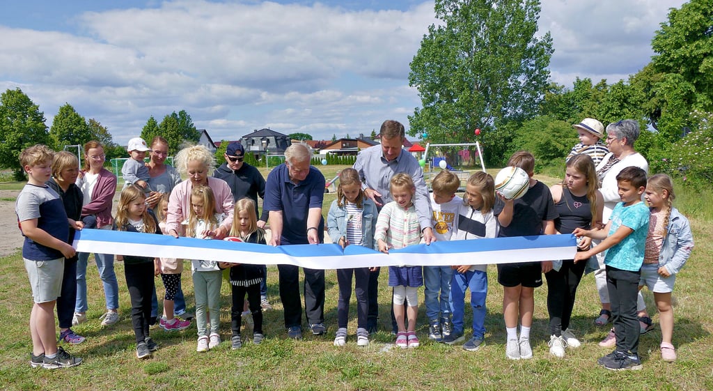 Nora Fröber (l.) und Mira Knape eröffnen mit dem Durchschneiden des Bandes den neuen Spielplatz an der Gielsdorfer Straße in Elster.