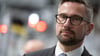 Martin Dulig (SPD), Wirtschaftsminister in Sachsen, schaut nach vorne.
