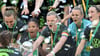 Die Wolfsburger Spielerinnen feiern im Anschluss an das Finale mit dem Pokal.