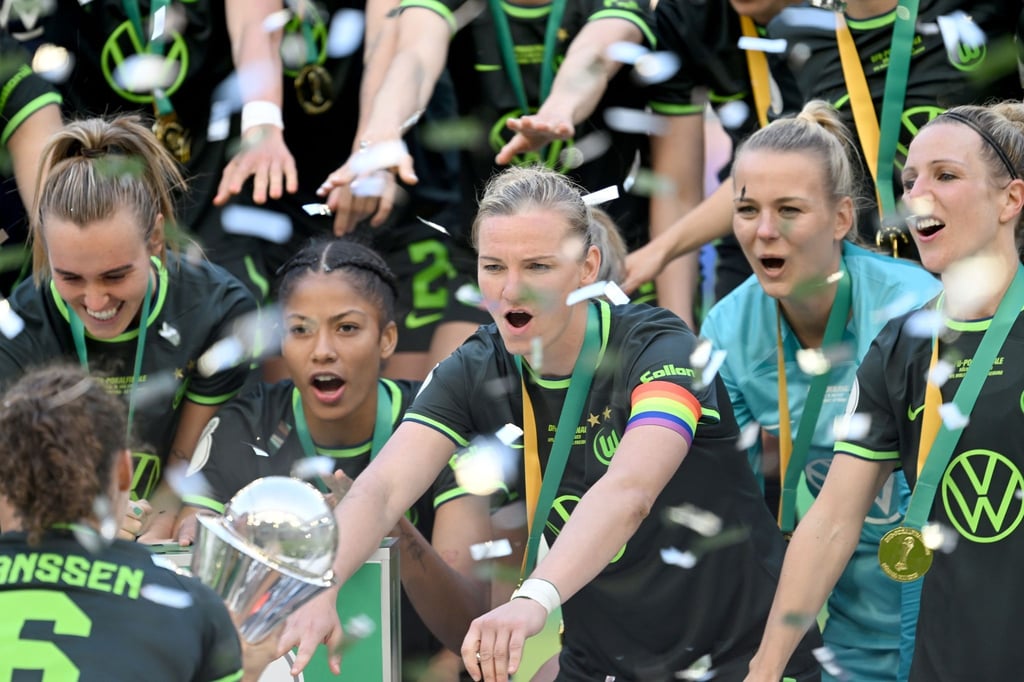 Die Wolfsburger Spielerinnen feiern im Anschluss an das Finale mit dem Pokal.