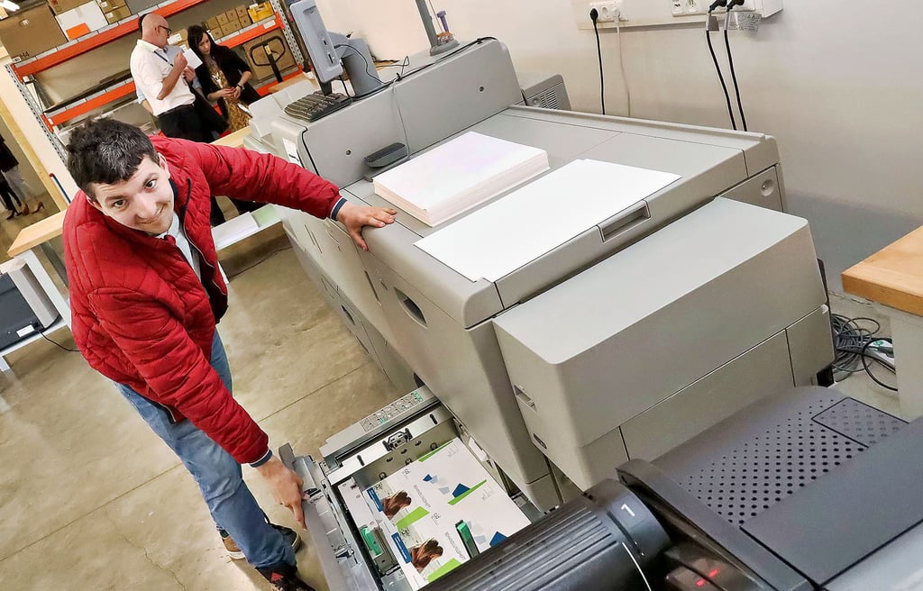Christian Pankrath ist an der Digitaldruckmaschine im Einsatz und freut sich auf die Arbeit im neuen Druckhaus.