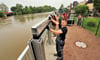 Das Wasser kommt. Kameraden der Jeßnitzer Wasserwehr bauten an den Fischerhäusern die  mobile Hochwasserschutzanlage auf. 