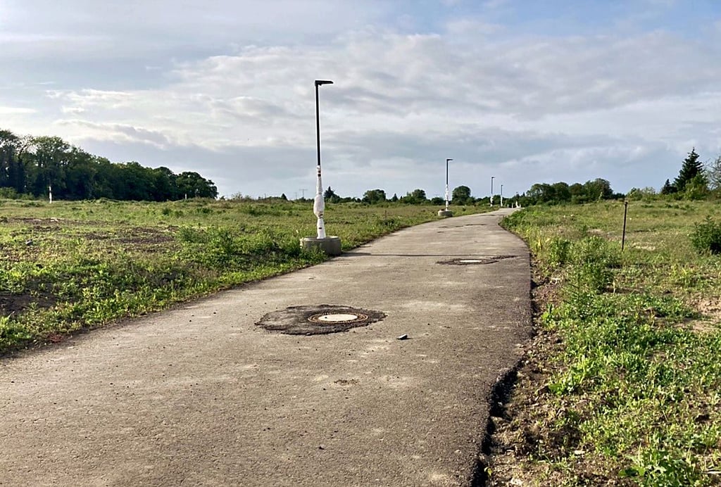 Die ehemaligen Kleingärten sind längst abgebrochen und die Fläche beräumt. Auch eine Straße existiert bereits.