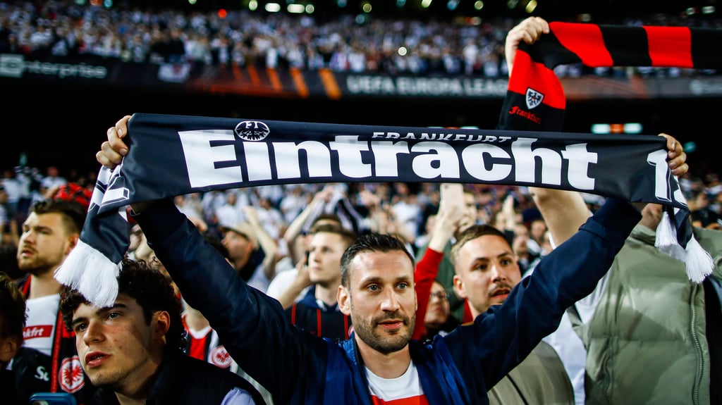 Fans der Eintracht kapern das Camp Nou in Barcelona.