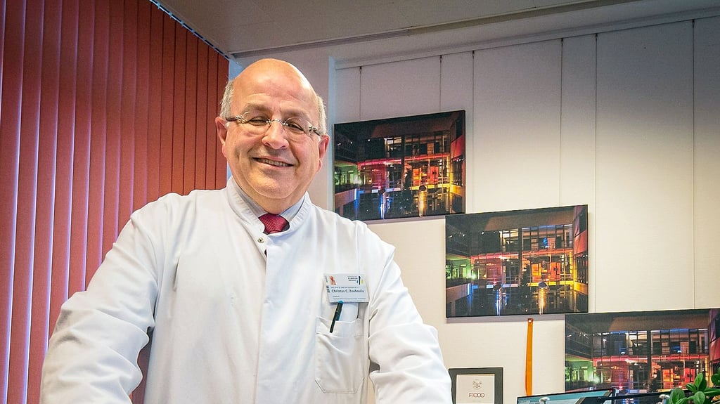 Prof. Dr. Christos Zouboulis behandelt im Städtischen Klinikum Dessau seltene Erkrankungen.