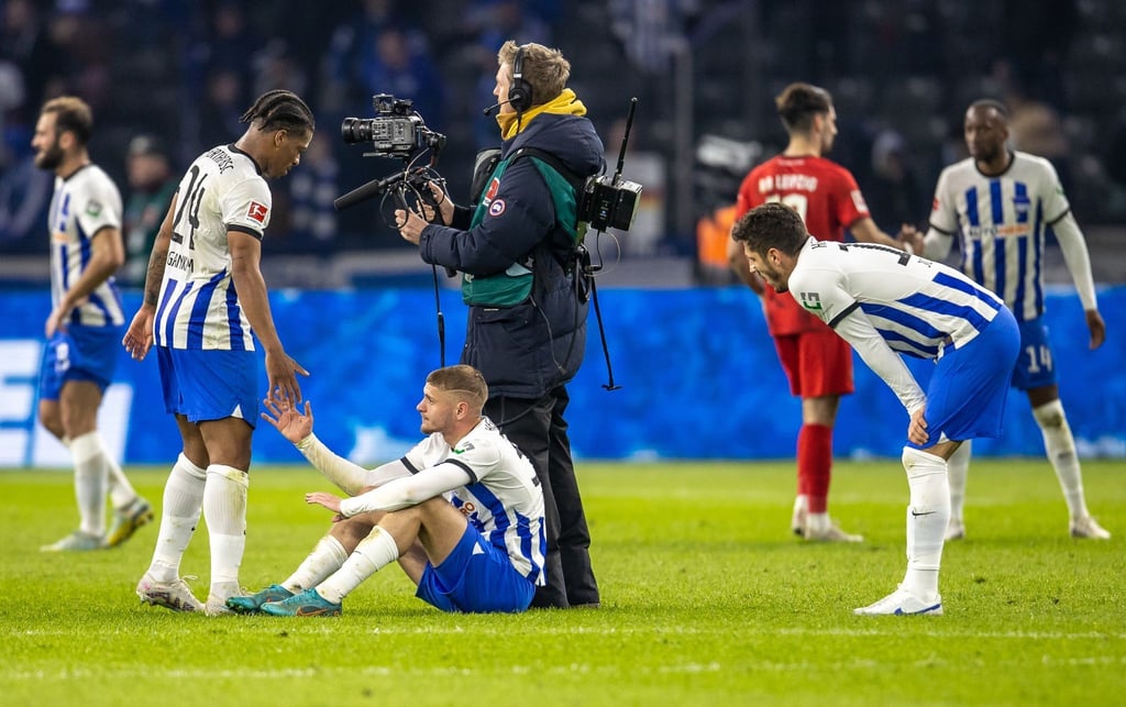 Berlins Jessic Ngankam (l-r), Marton Dardai und Stevan Jovetic reagieren auf die Niederlage.