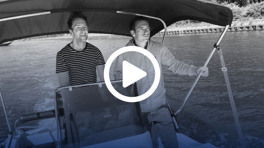 Benjamin Böhme hält für Volksstimme-Redakteur Marco Papritz während der Tour über den Elbe-Havel-Kanal praktische Tipps im Umgang mit dem Boot bereit.