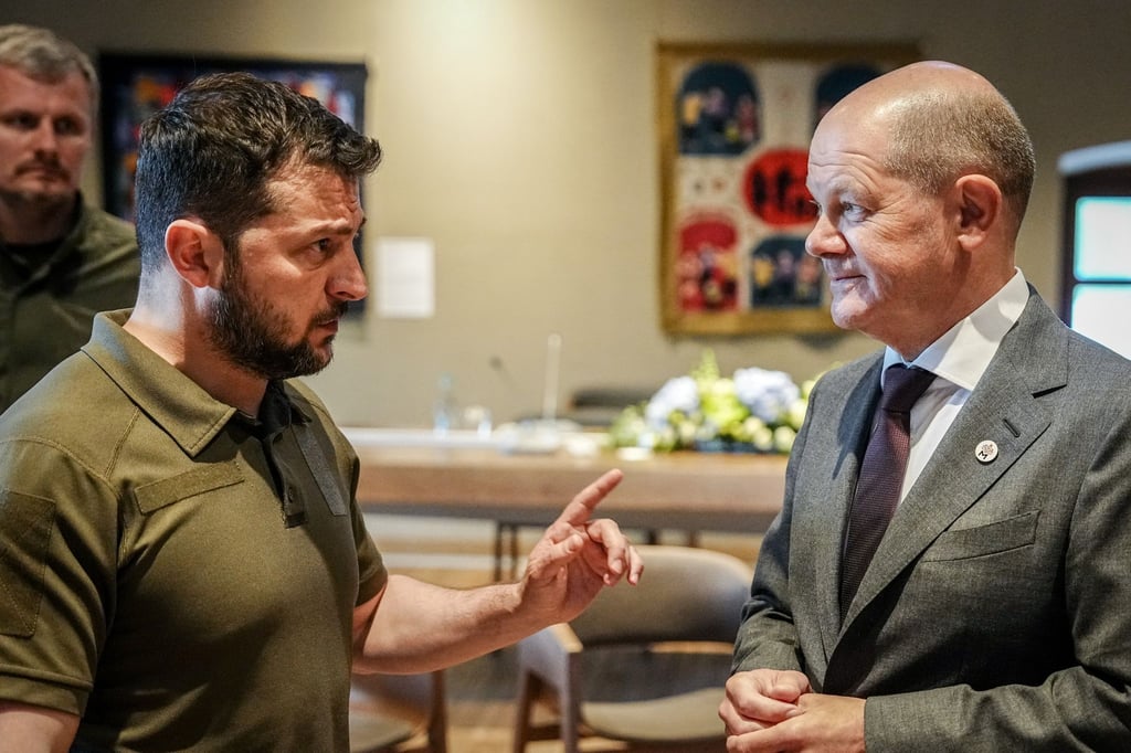 Der ukrainische Präsident Wolodymyr Selenskyj spricht beim Gipfeltreffen der Europäischen Politischen Gemeinschaft in Moldau mit Bundeskanzler Olaf Scholz.