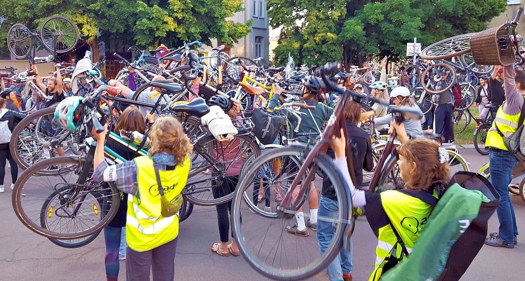 Weltfahrradtag: Den traditionellen Abschluss der Tour bildet das kollektive Über-den-Kopf-Heben des Fahrrads.