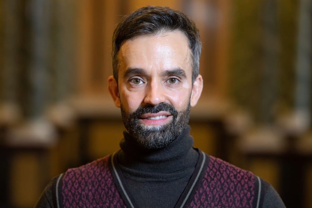 Aaron S. Watkin, Ballettdirektor der Semperoper, steht am Rande einer Pressekonferenz in der Oper.