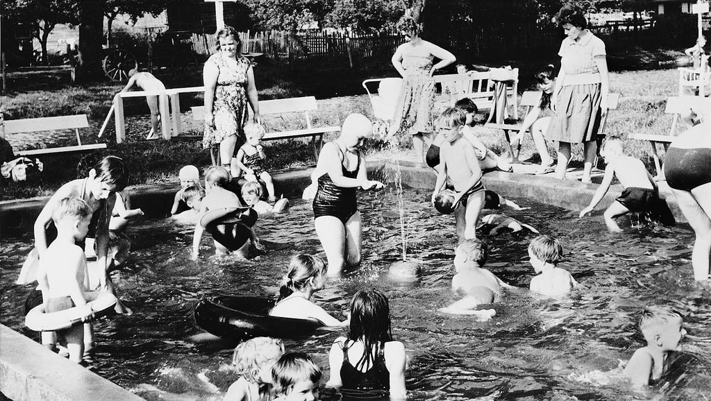 Zu DDR-Zeiten verfügte das Osterburger Biesebad über ein Planschbecken. Dort herrschte an manchem Sommertag Hochbetrieb, wie das Foto zeigt.