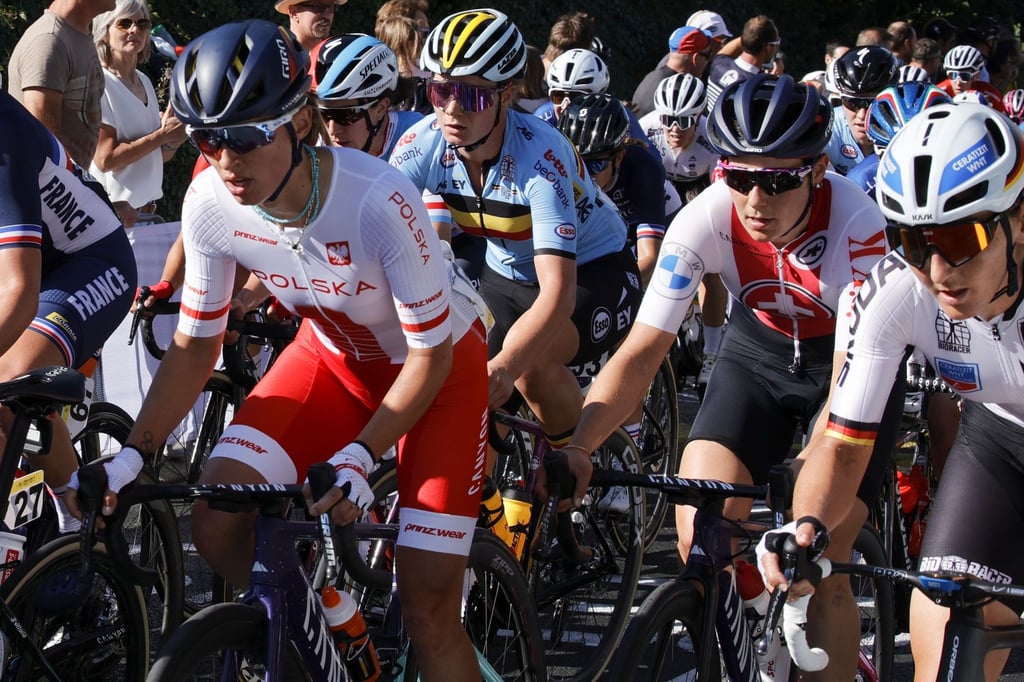Katarzyna Niewiadoma aus Polen (l-r), Lotte Kopecky aus Belgien, Marlen Reusser aus der Schweiz und Lisa Brennauer aus Deutschland erklimmen den Smeysberg.