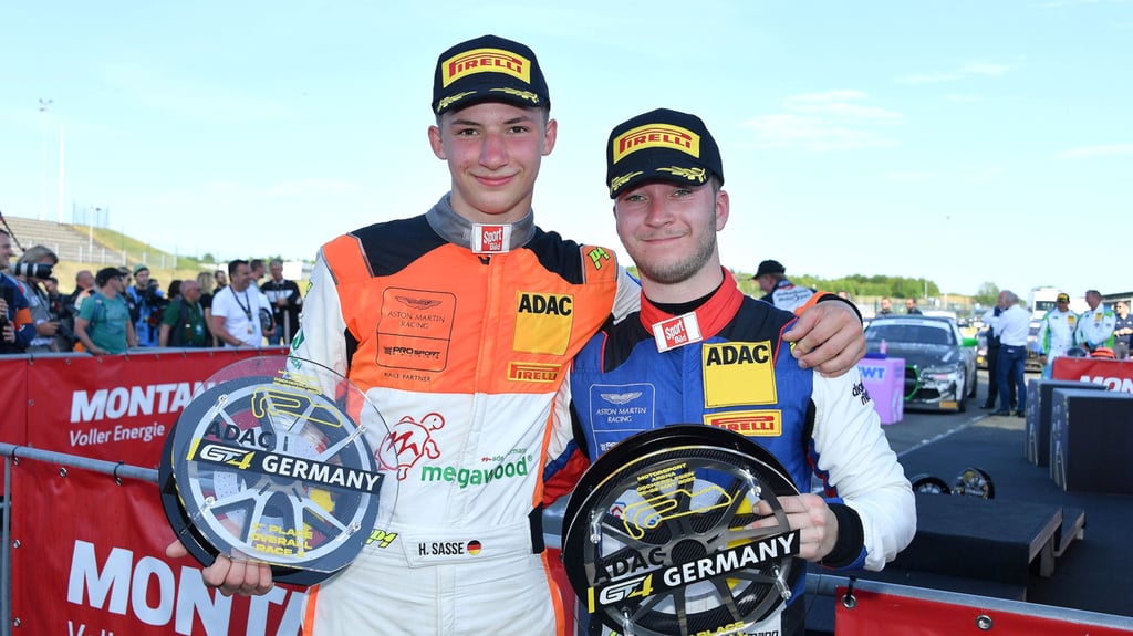 Hugo Sasse (links) und Mike David Ortmann nach dem Rennen in Oschersleben.