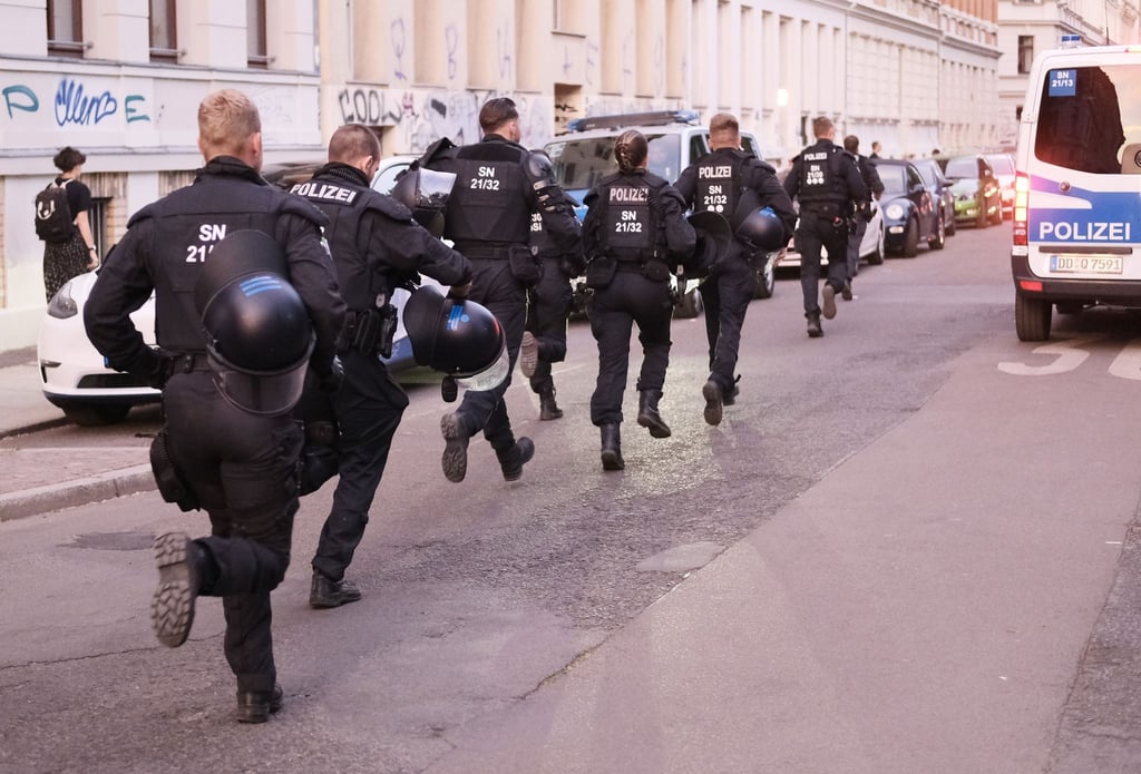 Polizisten bei einer linken Demonstration.
