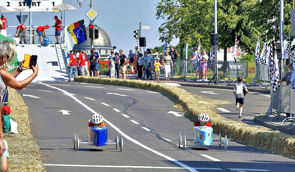 Das Foto zeigt ein Rennen auf der Bahnhofsbrücke im Jahr 2018.