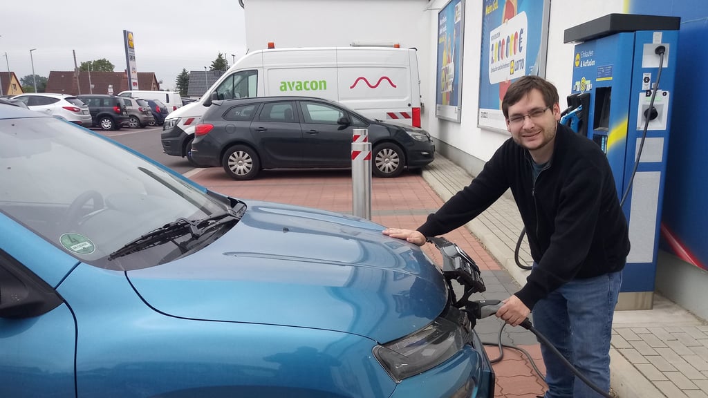 Volksstimme-Redakteur Jan Dahms "tankt" in Oschersleben ein E-Auto.