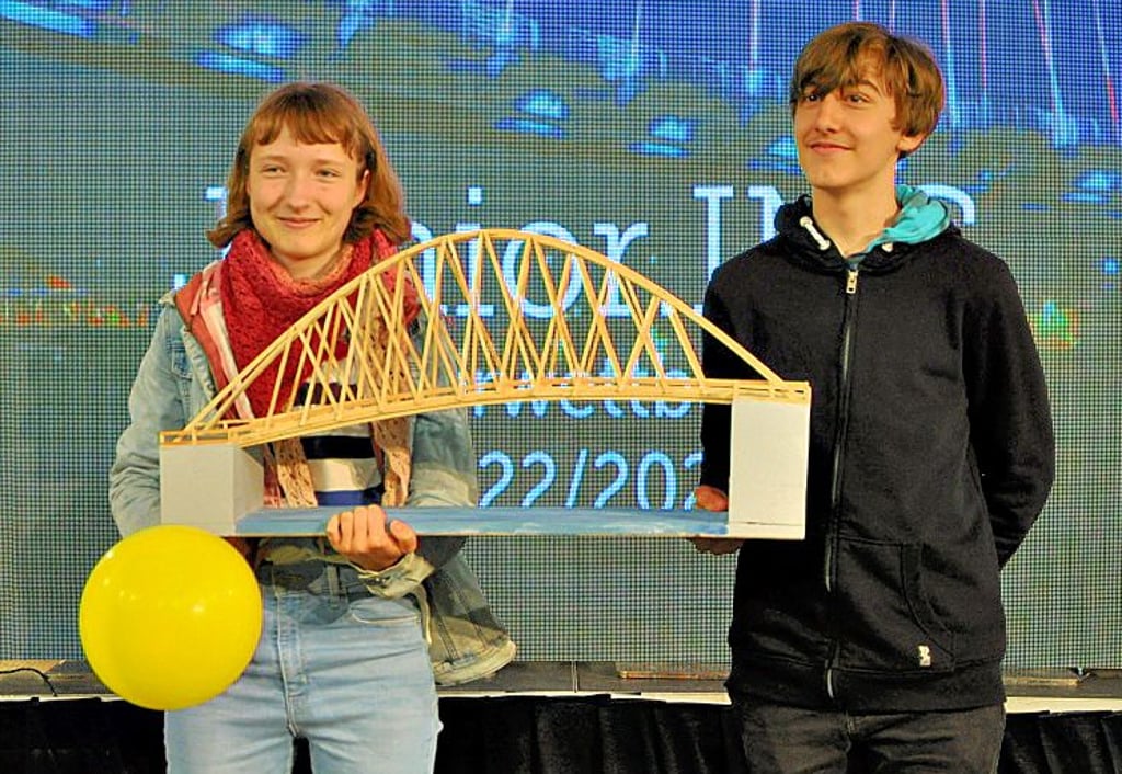 Die zweitplatzierten Magdeburger Isabel Meinel und Jonathan Dippe von dem Geschwister-Scholl-Gymnasium.