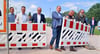 Stadtrat Stefan Helmholz (von rechts), Oberbürgermeister Frank Ruch, Stadtrat Sebastian Petrusch, Eiko Fliege (Bäder GmbH) sowie Vertreter beteiligter Bauunternehmen hoben die Sperrung der Lindenstraße symbolisch auf. 