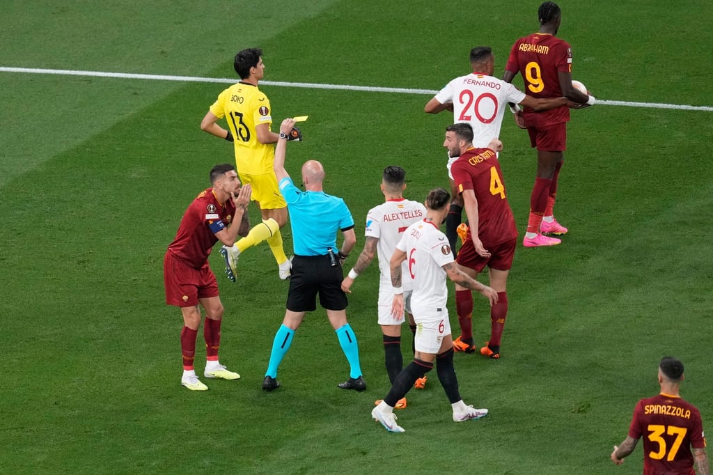 Der britische Schiedsrichter Anthony Taylor zeigt Roms Lorenzo Pellegrini die gelbe Karte.