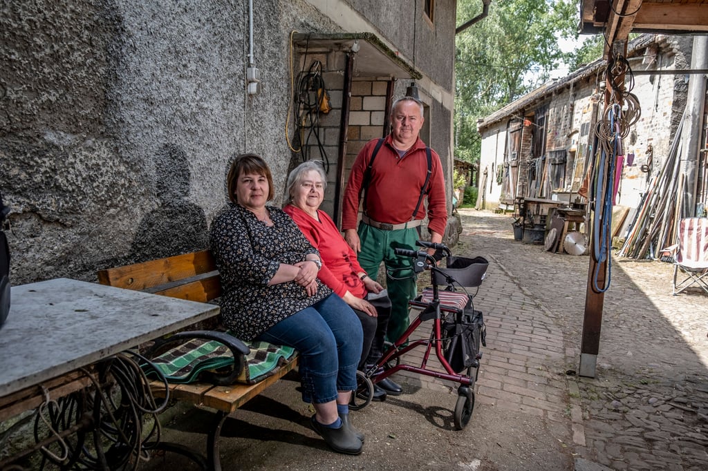 Familie König aus Planena lebt mit dem Wasser; Grit, Edeltraut und Martin König wissen, was wann kommt.