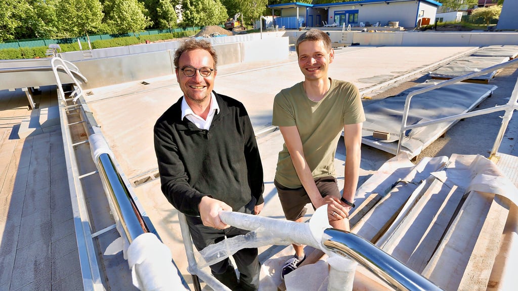 Jan Ochmann (links) und Alexander Siersleben stehen im neuen Becken des Alslebener Freibades.