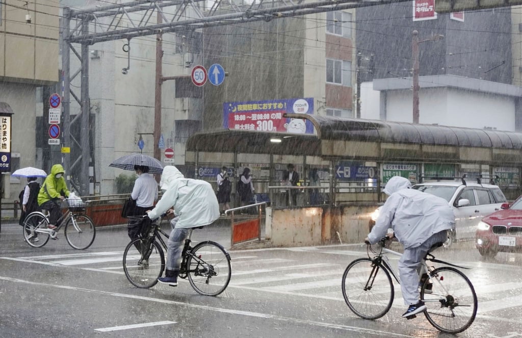 Starke Regen im südjapanischen Kochi. Der Tropensturm Mawar bringt schwere Regenfälle auf die südlichen Hauptinseln Japans.