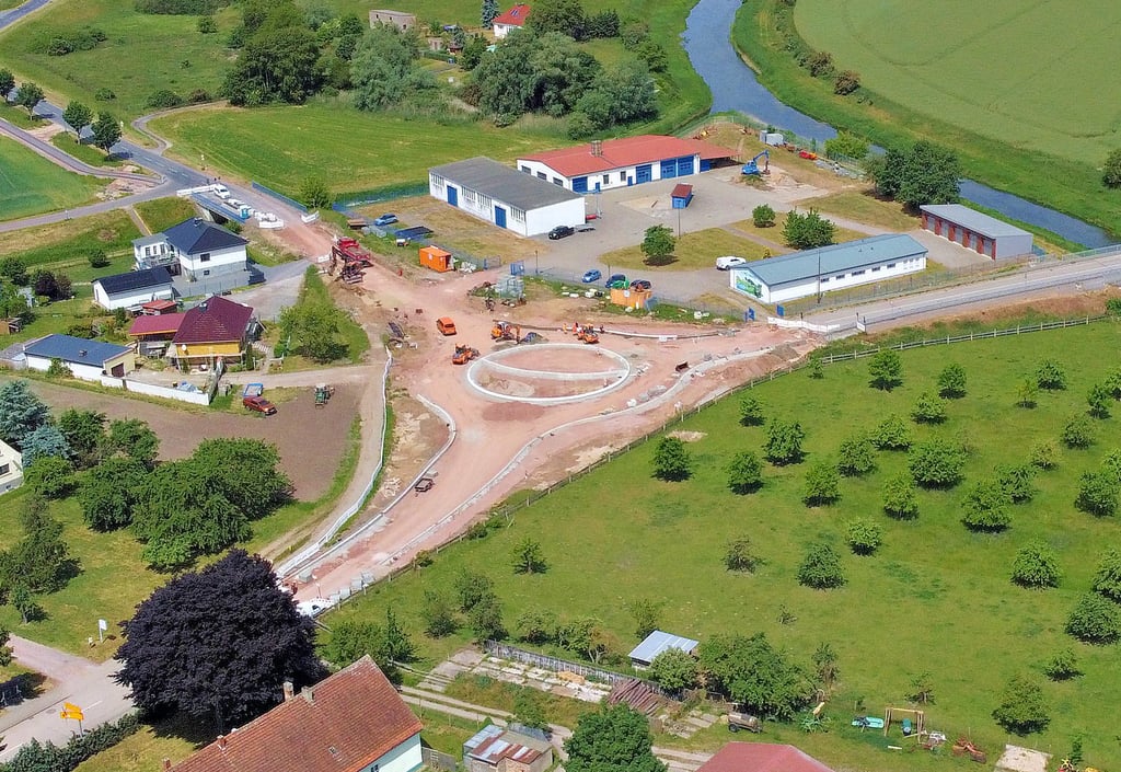 Der künftige Kreisverkehr an der Seehäuser Zollbrücke nimmt Formen an. Dass das Projekt Ende Juli fertig ist, glauben die von der Sperrung betroffenen Bauern und die Seehäuser Kommunalverwaltung nicht. Die Vollsperrung, so viel ist absehbar, wird wohl das Abfahren der kompletten Getreide- und Rapsernte aus der Altmärkischen Wische behindern und für Belastung in der Seehäuser Innenstadt sorgen.