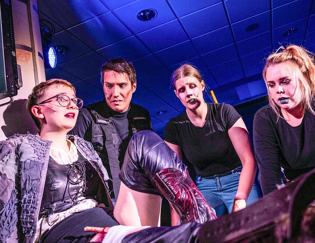 Eine Szene aus dem Stück „Mayday“ des Musical-Jugendclubs des Theaters der Altmark 2022.