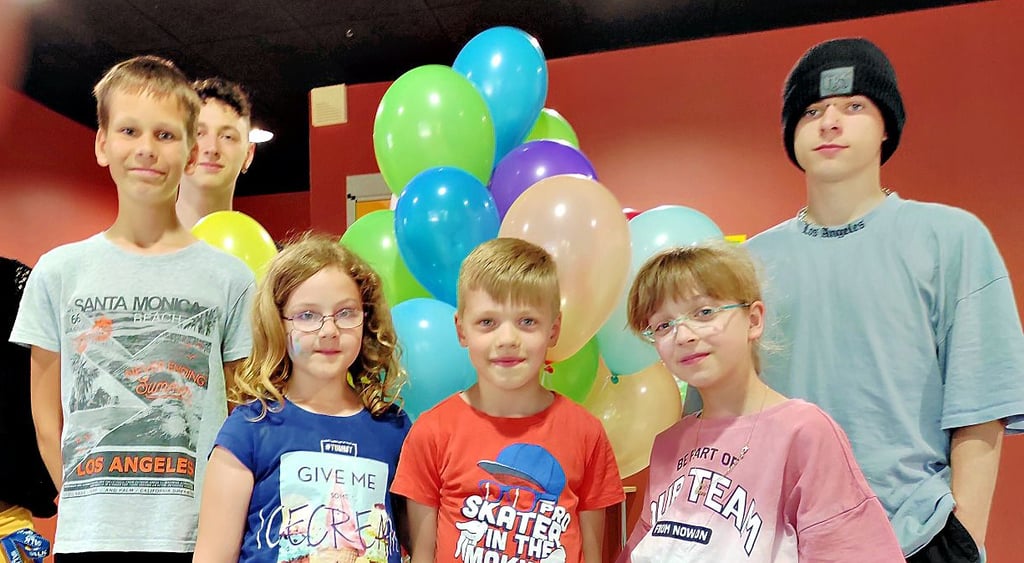 IKinder und Jugendliche gestern im Kochstedter Klub, in dem Luftballons den einen Raum schmücken.