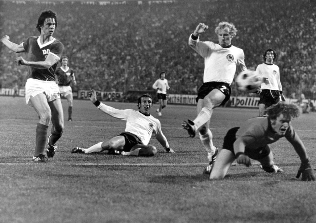 Am Sonntag begeht Jürgen Sparwasser (l) seinen 75. Geburtstag.