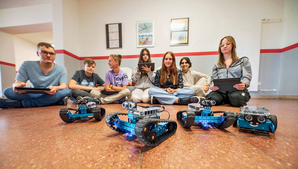 Unterricht auf dem Flur: Die Neuntklässler der Sekundarschule am Schillerpark sammeln erste Erfahrungen mit selbstprogrammierten Robotern.