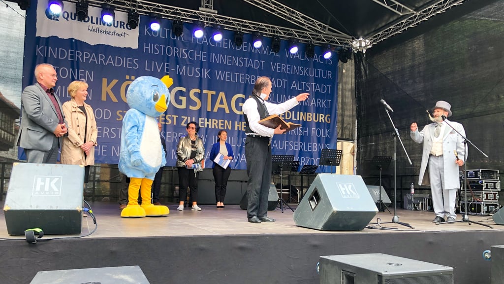 Die Werbegemeinschaft Steinbrücke präsentiert am Wochenende Rollenspiele zu Geschichten der Häuser – und hat eines davon zur Eröffnung der Königstage mit auf die Bühne gebracht.